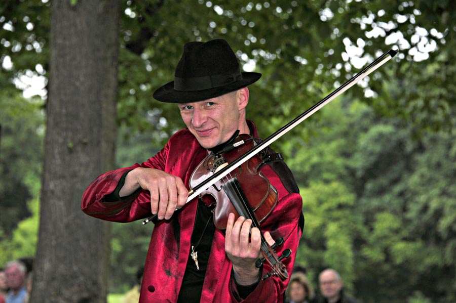 200-530687-KF-20110731-So-cMahramzadeh