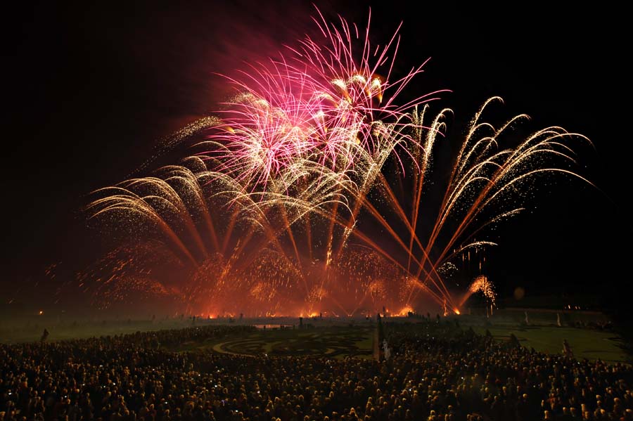 555237-Spanien-Feuerwerk-20110827-cMahramzadeh