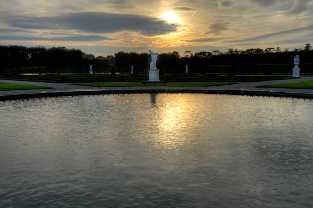 HDR-Grosser-Garten-12655-_60-_65-_70-_75-Fontaine-ohne-Wasser