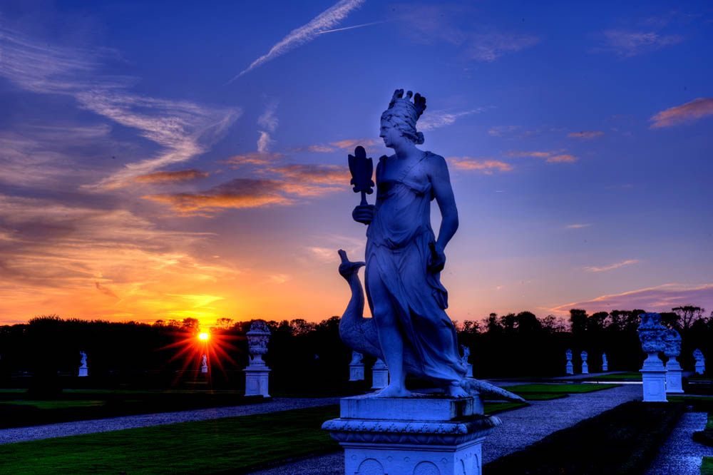 HDR-Grosser-Garten-13245-_50-_55-_60-_65-Figur-mit-Pfau-5x