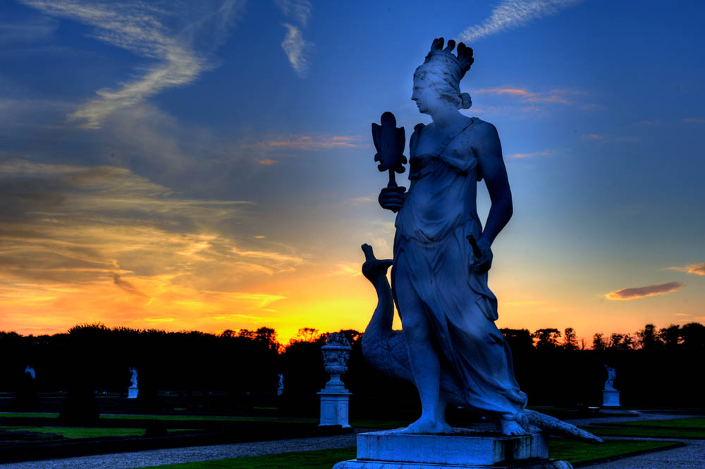 HDR-Grosser-Garten-13370-_75-_80-Figur-mit-Pfau-3x