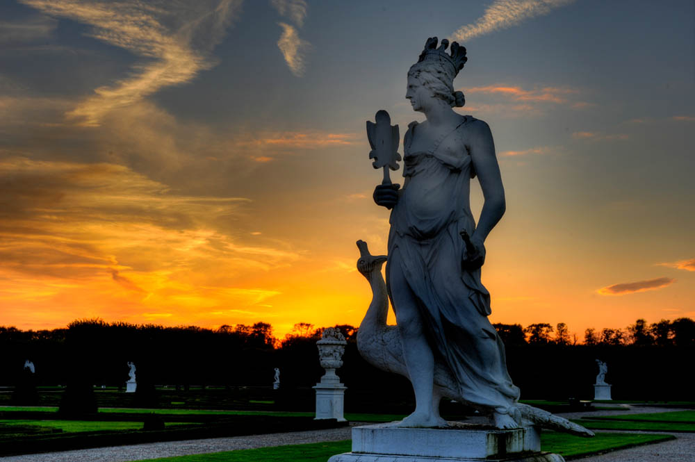 HDR-Grosser-Garten-13370-_80-_90-Figur-mit-Pfau-3x