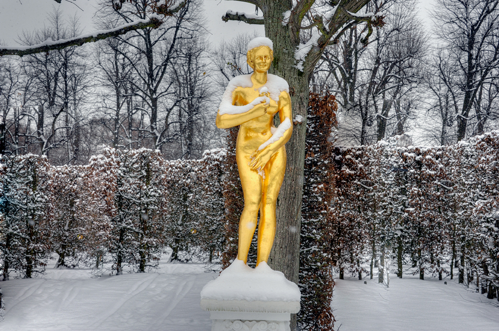 GrosserGarten-20101203-Mahramzadeh-20945-_50-_55-Aphrodite-mit-Blume