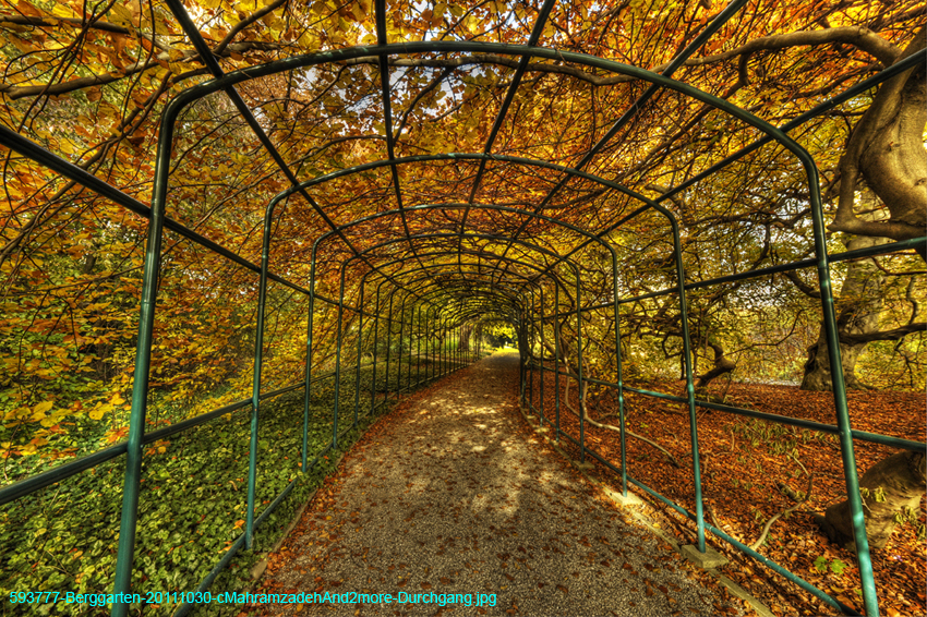 593777-Berggarten-20111030-cMahramzadehAnd2more-Durchgang