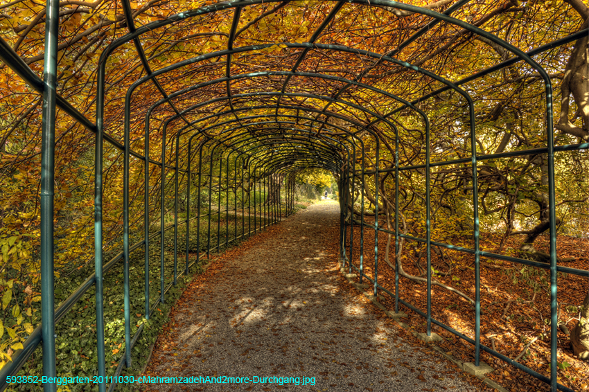 593852-Berggarten-20111030-cMahramzadehAnd2more-Durchgang