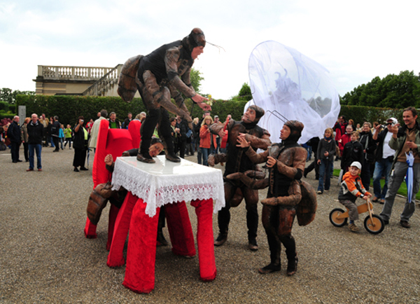 00-Garten-7567-Tisch-Stuhl-Ameisen