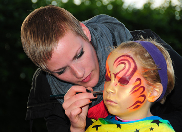 23-Buehne-7819-Schminken